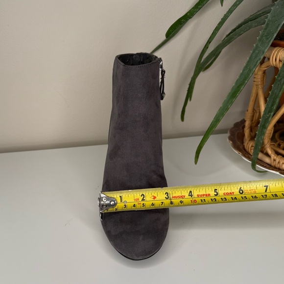 Ellen Tracy Grey Faux Suede Ankle Boots Women’s 7.5M Kitten Heel Zip Booties - Picture 11 of 13